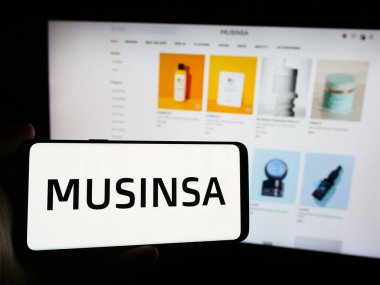 Stuttgart, Almanya - 08-19-2024: Güney Koreli moda şirketi MUSINSA Co. Ltd. 'nin logosunu taşıyan cep telefonu sahibi. Telefon ekranına odaklan.