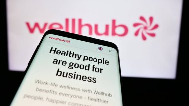 Stuttgart, Almanya - 08-19-2024: İş logosu önünde kurumsal sağlık şirketi Wellhub 'un (Gympass US LLC) web siteli akıllı telefon. Telefon ekranının sol üst kısmına odaklan.