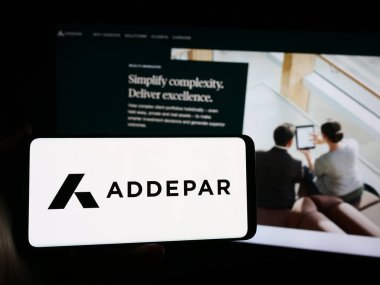 Stuttgart, Almanya - 08-19-2024: İnternet sitesinin önünde ABD 'li servet yönetimi yazılım şirketi Addepar Inc.' in logosuna sahip kişi. Telefon ekranına odaklan.