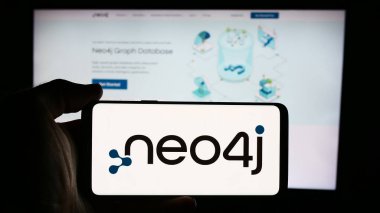 Stuttgart, Almanya - 08-19-2024: İş sayfası önünde ABD 'li analitik yazılım şirketi Neo4j Inc.' in logosuyla cep telefonu tutan kişi. Telefon ekranına odaklan.