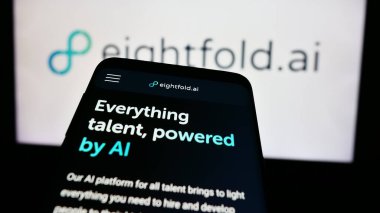 Stuttgart, Almanya - 08-19-2024: İş logosu önünde ABD 'li yetenek istihbarat şirketi Eightfold AI Inc.' in web sitesine sahip akıllı telefon. Telefon ekranının sol üst kısmına odaklan.
