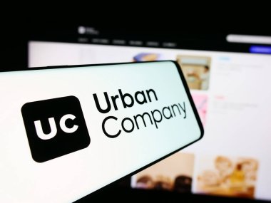Stuttgart, Almanya - 08-20-2024: İnternet sitesi önünde Hint ev hizmetleri pazar şirketi Urban Company 'nin logosuna sahip akıllı telefon. Telefon ekranının merkez soluna odaklan.
