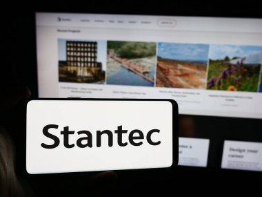 Stuttgart, Almanya - 08-20-2024: Kanadalı profesyonel hizmet şirketi Stantec Inc. 'in logosunun bulunduğu cep telefonu web sayfasının önünde duruyor. Telefon ekranına odaklan.