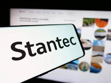 Stuttgart, Almanya - 08-20-2024: Kanadalı profesyonel hizmet şirketi Stantec Inc. 'in logosuyla birlikte cep telefonu. Telefon ekranının soluna odaklan.