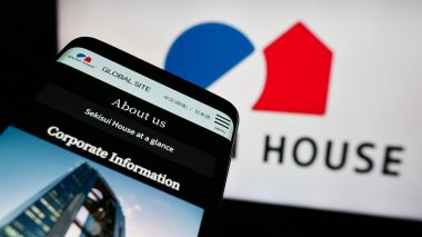 Stuttgart, Almanya - 08-20-2024: Japon ev yapımı şirketi Sekisui House Ltd. 'nin web sitesi ile birlikte akıllı telefon. Telefon ekranının sol üst kısmına odaklan.