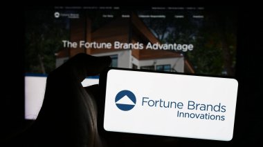 Stuttgart, Almanya - 08-20-2024: İnternet sitesi önünde ABD 'li güvenlik şirketi Fortune Mards Innovations Inc.' in logosuna sahip kişi. Telefon ekranına odaklan.