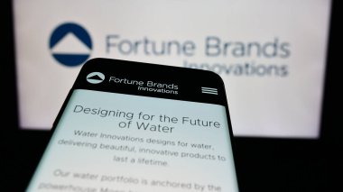 Stuttgart, Almanya - 08-20-2024: Logo önünde ABD 'li güvenlik şirketi Fortune Mards Innovations Inc.' in web sitesi ile cep telefonu. Telefon ekranının sol üst kısmına odaklan.