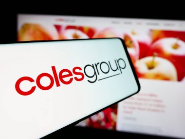 Stuttgart, Almanya - 08-20-2024: Avustralyalı perakende şirketi Coles Group Limited 'in logosuna sahip cep telefonu iş web sitesi önünde. Telefon ekranının soluna odaklan.