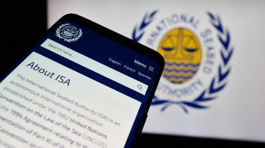 Stuttgart, Almanya - 08-21-2024: İş logosu önünde Uluslararası Deniz Yatağı Kurumu (ISA) web sitesi bulunan cep telefonu. Telefon ekranının sol üst kısmına odaklan.