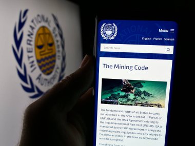 Stuttgart, Almanya - 08-21-2024: Logo önünde Uluslararası Deniz Yatağı İdaresi (ISA) örgütünün web sayfası bulunan kişi. Telefon ekranının merkezine odaklan.