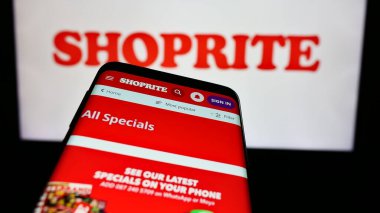 Stuttgart, Almanya - 08-21-2024: Logo önünde Güney Afrikalı süpermarket şirketi Shoprite Holding Ltd. 'nin web sitesi ile cep telefonu. Telefon ekranının sol üst kısmına odaklan.