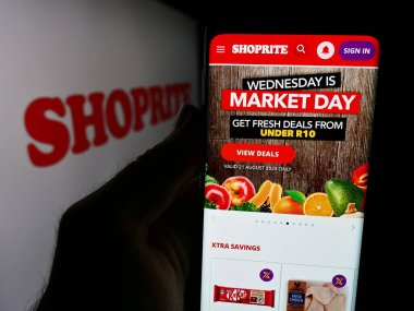 Stuttgart, Almanya - 08-21-2024: Güney Afrikalı süpermarket şirketi Shoprite Holding Ltd. 'nin logolu web sayfası ile akıllı telefon tutan kişi. Telefon ekranının merkezine odaklan.