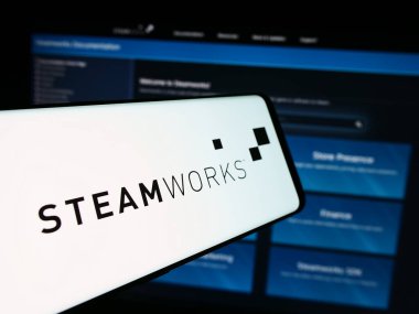 Stuttgart, Almanya - 08-21-2024: Uygulama programlama arayüzü logosuna sahip akıllı telefon Steamworks (Steam) iş dünyasının web sitesi önünde. Telefon ekranının merkezine odaklan.