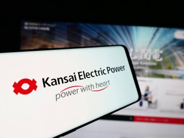 Stuttgart, Almanya - 08-21-2024: Japon şirketi Kansai Electric Power Co. Inc. (KEPCO) 'nun logosuna sahip akıllı telefon. Telefon ekranının merkez soluna odaklan.