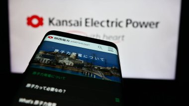 Stuttgart, Almanya - 08-21-2024: Japon şirketi Kansai Electric Power Co. Inc. (KEPCO) 'nun web sitesiyle birlikte logo önünde cep telefonu. Telefon ekranının sol üst kısmına odaklan.