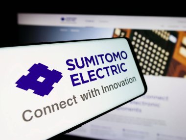 Stuttgart, Almanya - 08-21-2024: Japon şirketi Sumitomo Electric Industries Ltd. 'nin logolu cep telefonu. Telefon ekranının merkez soluna odaklan.
