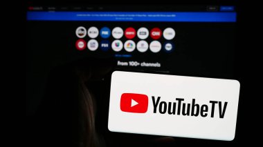 Stuttgart, Almanya - 08-21-2024: ABD 'li IPTV hizmet Youtube TV logosu olan cep telefonu sahibi şirket web sayfası önünde. Telefon ekranına odaklan.