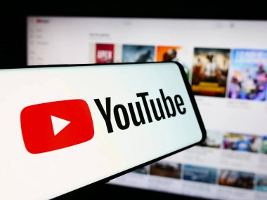 Stuttgart, Almanya - 08-21-2024: İnternet sitesi önünde üzerinde Amerikan çevrimiçi video paylaşım platformu şirketi YouTube logosu bulunan cep telefonu. Telefon ekranının merkez soluna odaklan.
