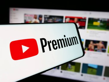 Stuttgart, Almanya - 08-21-2024: İş sitesi önünde video akışı aboneliği sunan YouTube Premium logosu olan cep telefonu. Telefon ekranının merkez soluna odaklan.