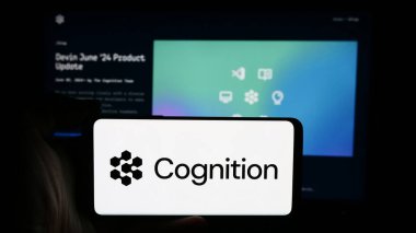 Stuttgart, Almanya - 08-22-2024: ABD 'li yapay zeka şirketi Cognition AI Inc.' in logosuyla cep telefonu sahibi kişi iş sayfasının önünde. Telefon ekranına odaklan.