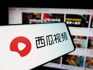 Stuttgart, Almanya - 08-22-2024: Çinli video paylaşım platformu şirketi Xigua Video 'nun logosunun yer aldığı akıllı telefon. Telefon ekranının merkez soluna odaklan.