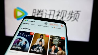 Stuttgart, Almanya - 08-22-2024: İş logosu önünde Çince video yayın servisi Tencent Video (WeTV) web siteli akıllı telefon. Telefon ekranının sol üst kısmına odaklan.
