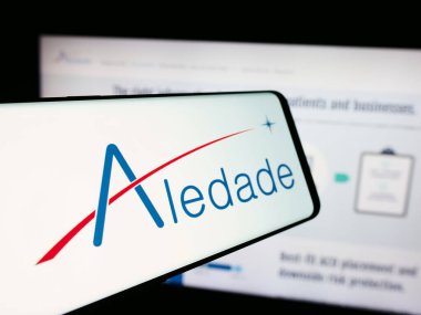 Stuttgart, Almanya - 08-22-2024: Amerikan birincil bakım ağı şirketi Aledade Inc. 'in logosuna sahip akıllı telefon iş sitesinin önünde. Telefon ekranının soluna odaklan.