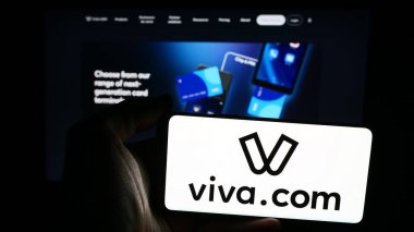 Stuttgart, Almanya - 08-22-2024: İnternet sitesi önünde Yunan ödeme şirketi Viva Payments 'ın (Viva.com) logosuna sahip kişi. Telefon ekranına odaklan.