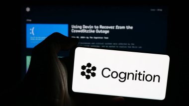 Stuttgart, Almanya - 08-22-2024: İnternet sayfasının önünde üzerinde Amerikan Yapay Zeka Şirketi Cognition AI Inc. 'nin logosu bulunan cep telefonu sahibi kişi. Telefon ekranına odaklan.
