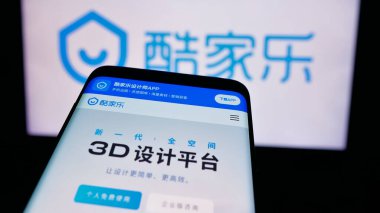 Stuttgart, Almanya - 08-24-2024: Çinli çevrimiçi bilgi şirketi Kujiale 'in web sitesine sahip akıllı telefon iş logosu önünde. Telefon ekranının sol üst kısmına odaklan.