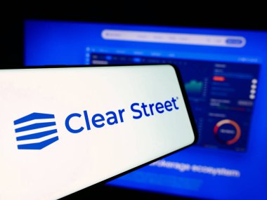 Stuttgart, Almanya - 08-24-2024: Amerikan finans hizmetleri şirketi Clear Street LLC 'nin logosuna sahip cep telefonu web sitesinin önünde. Telefon ekranının merkez soluna odaklan.