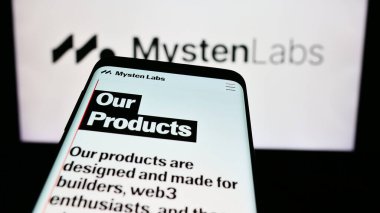Stuttgart, Almanya - 08-24-2024: Web3 altyapı şirketi Mysten Lab. 'ın web sitesi ile birlikte iş logosu önünde cep telefonu. Telefon ekranının sol üst kısmına odaklan.