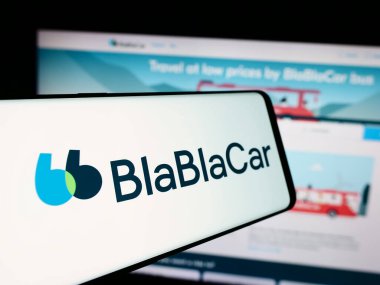 Stuttgart, Almanya - 08-24-2024: Fransız ortak araba şirketi BlaCar 'ın (Comuto SA) logosuna sahip cep telefonu. Telefon ekranının merkez soluna odaklan.