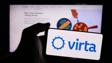 Stuttgart, Almanya - 08-25-2024: İnternet sitesi önünde ABD 'li diyabet tedavi şirketi Virta Health Corp' un logosunu taşıyan kişi. Telefon ekranına odaklan.
