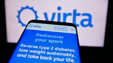 Stuttgart, Almanya - 08-25-2024: ABD 'li diyabet tedavi şirketi Virta Health Corp' un web sitesine sahip akıllı telefon. Telefon ekranının sol üst kısmına odaklan.