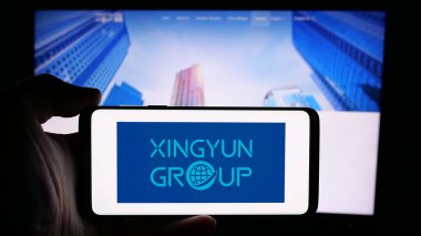 Stuttgart, Almanya - 08-25-2024: Shenzhen Tianxingyun Supply Chain Co. Ltd. (Xingyun) adlı cep telefonu şirketinin web sayfasının önünde duruyor. Telefon ekranına odaklan.