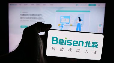 Stuttgart, Almanya - 08-26-2024: Çinli şirket Pekin Beisen Cloud Computing Co. Ltd. 'nin logosu olan cep telefonu sahibi kişi web sayfasının önünde. Telefon ekranına odaklan.