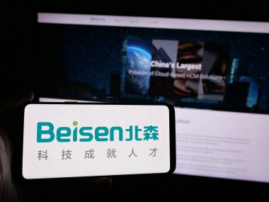 Stuttgart, Almanya - 08-26-2024: Çinli şirket Pekin Beisen Cloud Computing Co. Ltd. 'nin logosuna sahip akıllı telefon sahibi kişi web sitesinin önünde. Telefon ekranına odaklan.