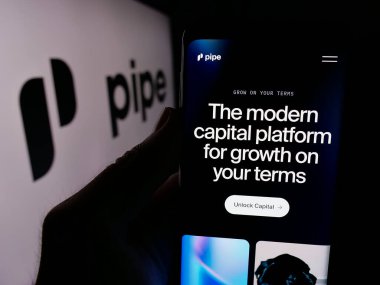 Stuttgart, Almanya - 08-26-2024: ABD 'li finansman platformu şirketi Pipe Technologies Inc.' nin web sayfası ile logo önünde cep telefonu tutan kişi. Telefon ekranının merkezine odaklan.