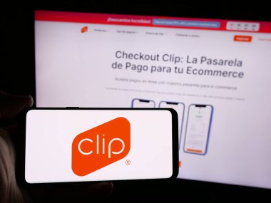 Stuttgart, Almanya - 08-26-2024: İnternet sitesi önünde üzerinde Meksikalı ödeme çözümleri şirketi PayClip Inc. (Clip.mx) logosu bulunan kişi. Telefon ekranına odaklan.