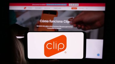 Stuttgart, Almanya - 08-26-2024: İnternet sayfası önünde üzerinde Meksikalı ödeme çözümleri şirketi PayClip Inc. (Clip.mx) logosu bulunan kişi. Telefon ekranına odaklan.