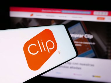 Stuttgart, Almanya - 08-26-2024: Meksikalı ödeme çözümleri şirketi PayClip Inc. (Clip.mx) 'in logosuna sahip cep telefonu. Telefon ekranının merkezine odaklan.