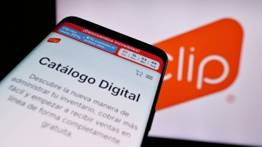 Stuttgart, Almanya - 08-26-2024: Logonun önünde Meksikalı ödeme çözümleri şirketi PayClip Inc. (Clip.mx) web sitesi bulunan cep telefonu. Telefon ekranının sol üst kısmına odaklan.