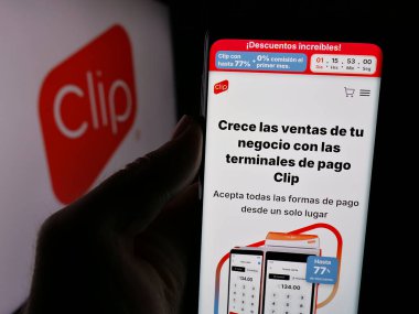 Stuttgart, Almanya - 08-26-2024: Logolu Meksikalı ödeme çözümleri şirketi PayClip Inc. (Clip.mx) web sayfası ile akıllı telefon sahibi kişi. Telefon ekranının merkezine odaklan.