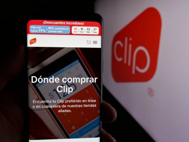 Stuttgart, Almanya - 08-26-2024: Logolu Meksikalı ödeme çözümleri şirketi PayClip Inc. (Clip.mx) web sayfası ile cep telefonu tutan kişi. Telefon ekranının merkezine odaklan.