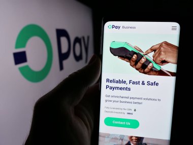 Stuttgart, Almanya - 08-26-2024: Nijeryalı fintech şirketi Opay Dijital Servisler Limited 'in logolu web sayfası ile akıllı telefon tutan kişi. Telefon ekranının merkezine odaklan.