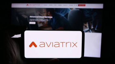 Stuttgart, Almanya - 08-26-2024: İş sayfası önünde ABD 'li bulut ağı şirketi Aviatrix Systems Inc.' in logosuyla cep telefonu tutan kişi. Telefon ekranına odaklan.