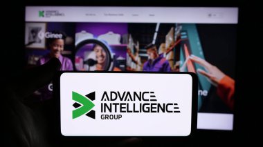 Stuttgart, Almanya - 08-26-2024: Singapur fintech şirketi Advance Intelligence Group 'un logosunun bulunduğu cep telefonu web sayfası önünde duruyor. Telefon ekranına odaklan.