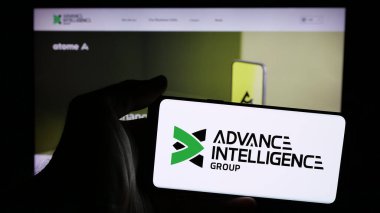 Stuttgart, Almanya - 08-26-2024: Singapurlu fintech şirketi Advance Intelligence Group 'un logosunu web sayfasının önünde tutan kişi. Telefon ekranına odaklan.