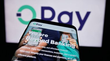 Stuttgart, Almanya - 08-26-2024: Nijeryalı fintech şirketi Opay Digital Services Limited 'in web sitesiyle birlikte cep telefonu. Telefon ekranının sol üst kısmına odaklan.